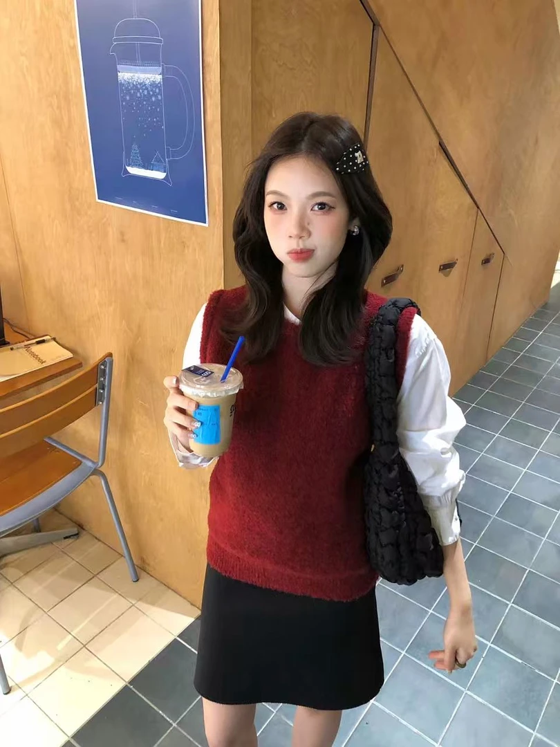 高级感超好看红色圆领背心上衣女早春季欧货漂亮针织毛衣马甲套装