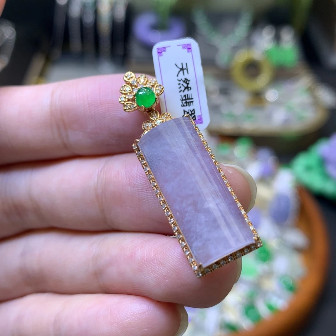 颈饰18K金镶嵌翡翠
