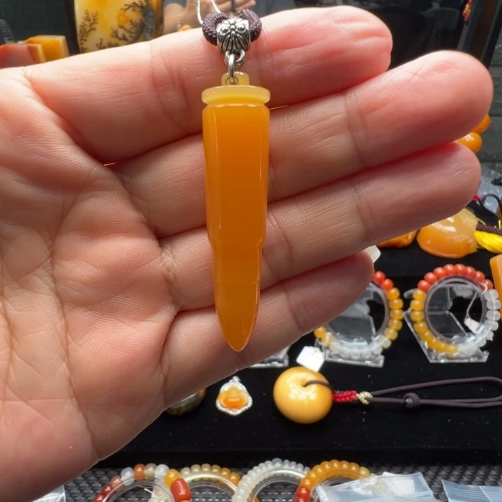 石英质玉（黄龙玉）未镶嵌颈饰