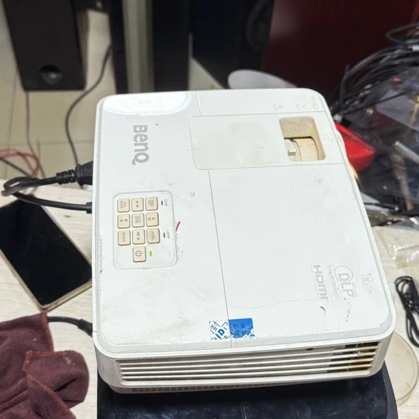 8新  8新 二手明基投影仪一台 运费自理 不包退换