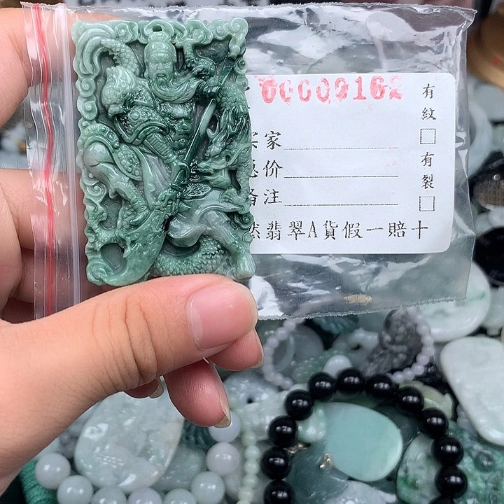 此***藏翡翠未镶嵌挂件0162