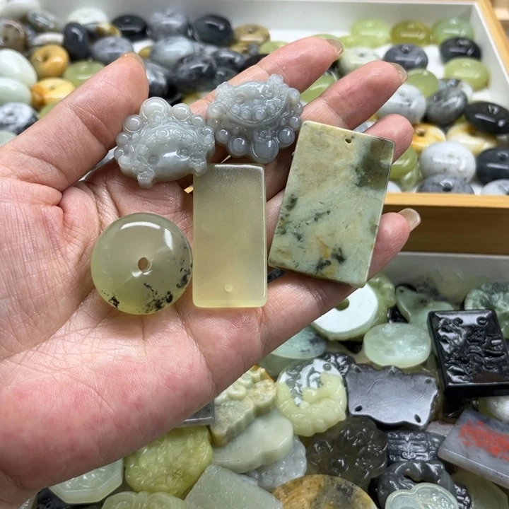 未镶嵌蛇纹石玉颈饰