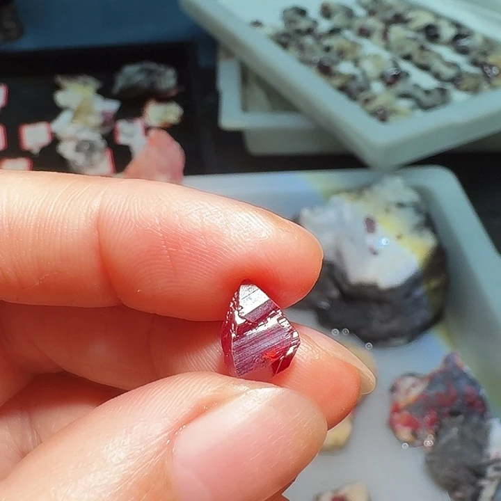 z***q天然辰砂天然朱砂原矿石单晶马料1.9克