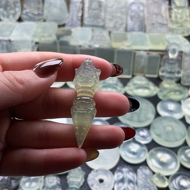 岫玉未镶嵌颈饰降魔杵