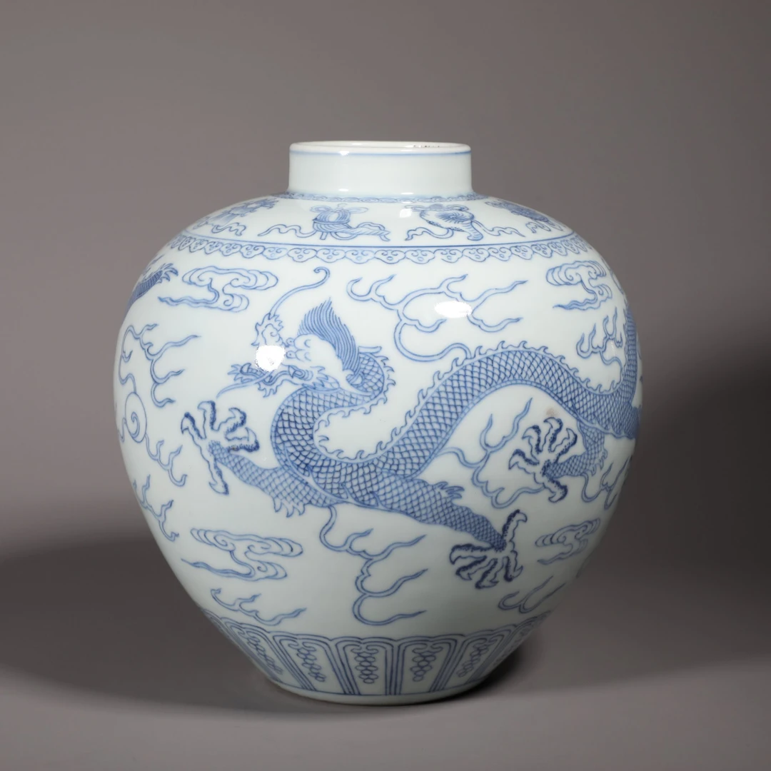 LOT062806 清道光 淡描青花双龙赶珠纹罐