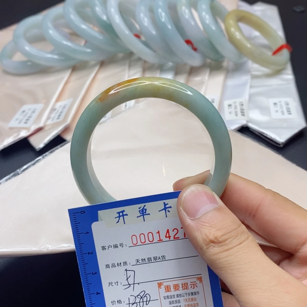 翡翠手镯未镶嵌翡翠