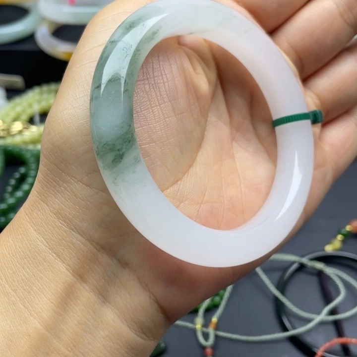 未镶嵌手镯石英质玉