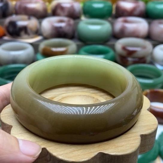 未镶嵌手镯石英质玉