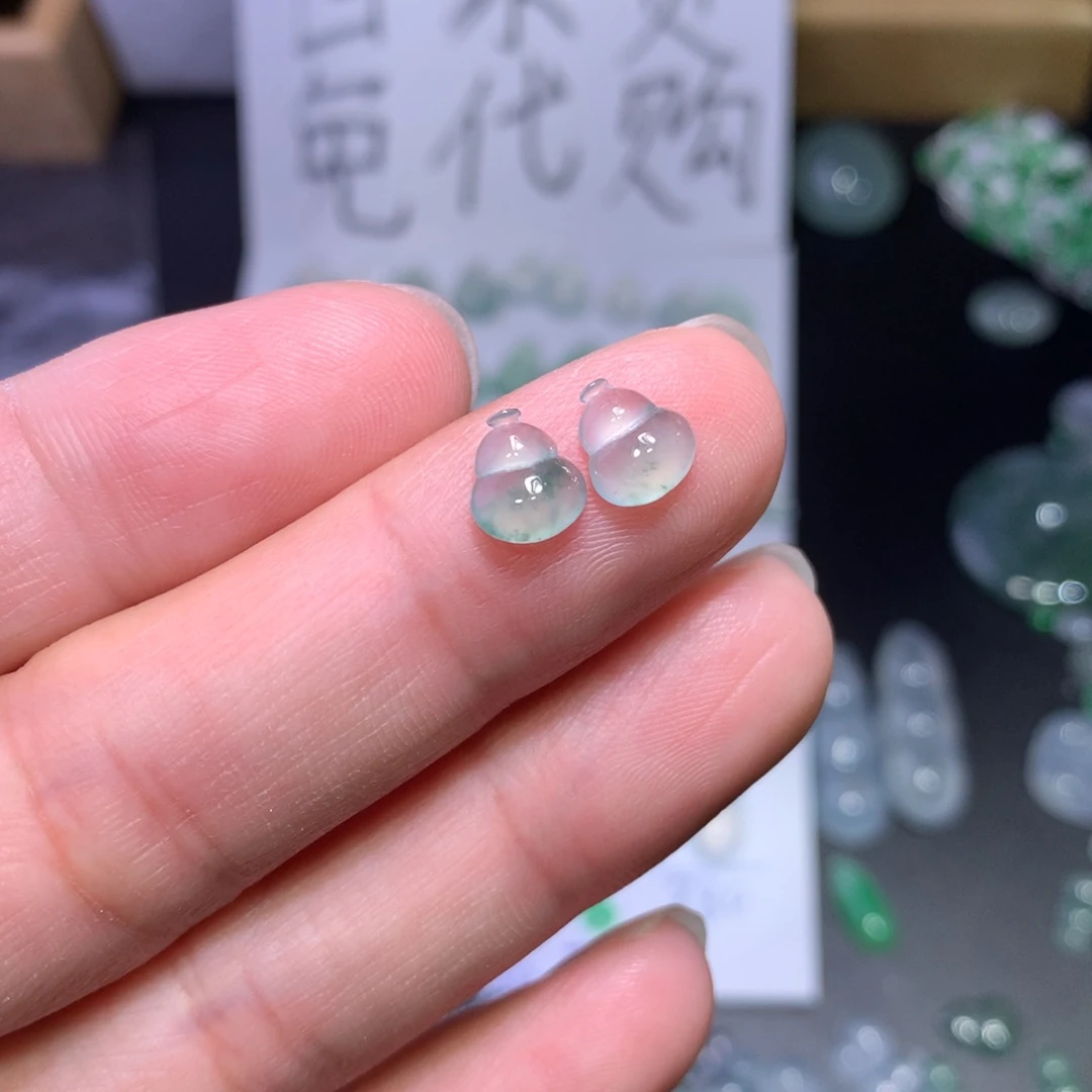 翡翠未镶嵌颈饰葫芦