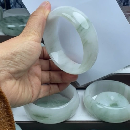 用***5石英质玉（金丝玉）未镶嵌手镯