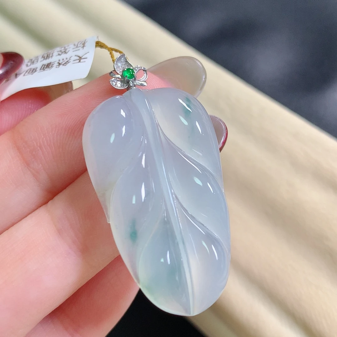 翡翠18K金镶嵌颈饰叶子