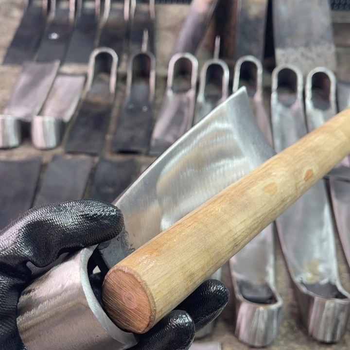 用***9龙泉手工制作工艺炮弹钢锄头一套