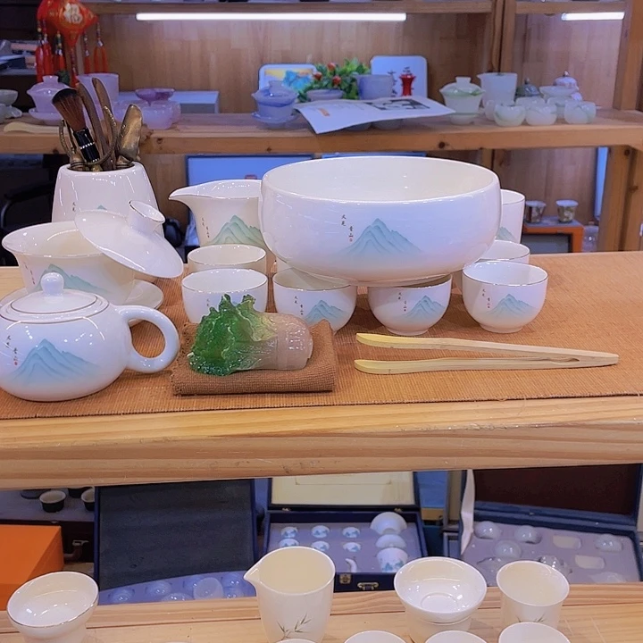 纯白的天空下的天空是一片蔚蓝的