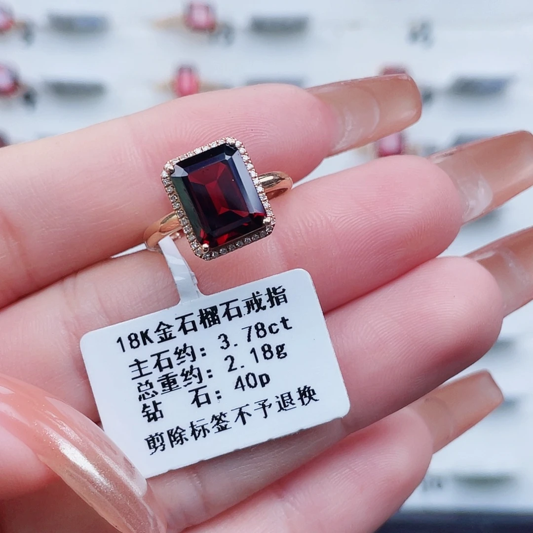 18K金镶嵌戒指石榴石