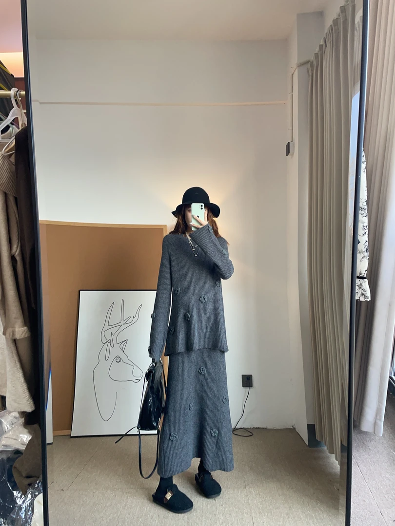 孕妇高级感套装秋冬新款时尚绣花圆领针织毛衣可调节半身裙两件套