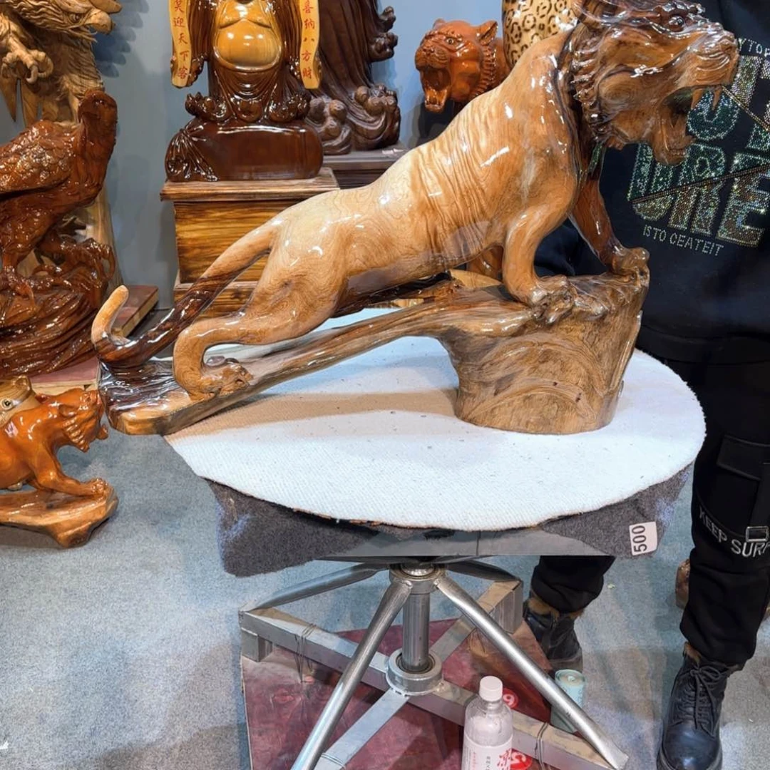 香樟木丘****场老虎摆件1件