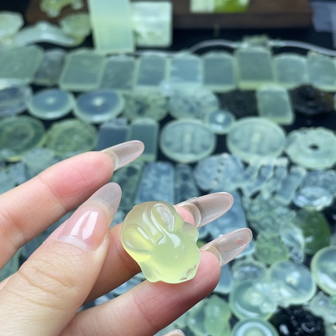 岫玉未镶嵌颈饰兔子