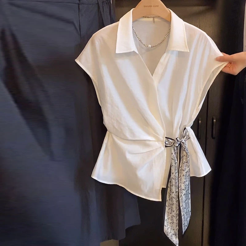 2025新款媛韩版POLO领气质腰间绑带褶皱坎肩衬衫显瘦白色不规则