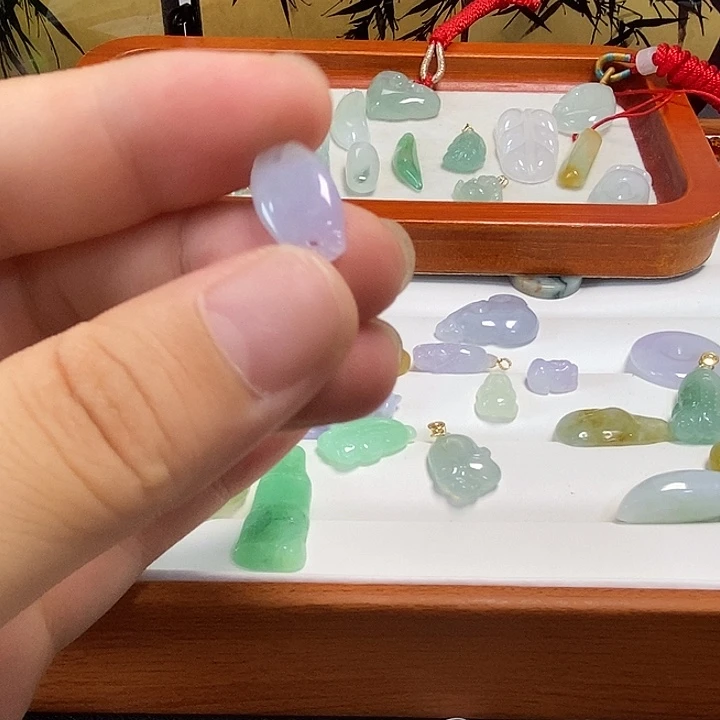 小****翡翠未镶嵌颈饰紫色糖果