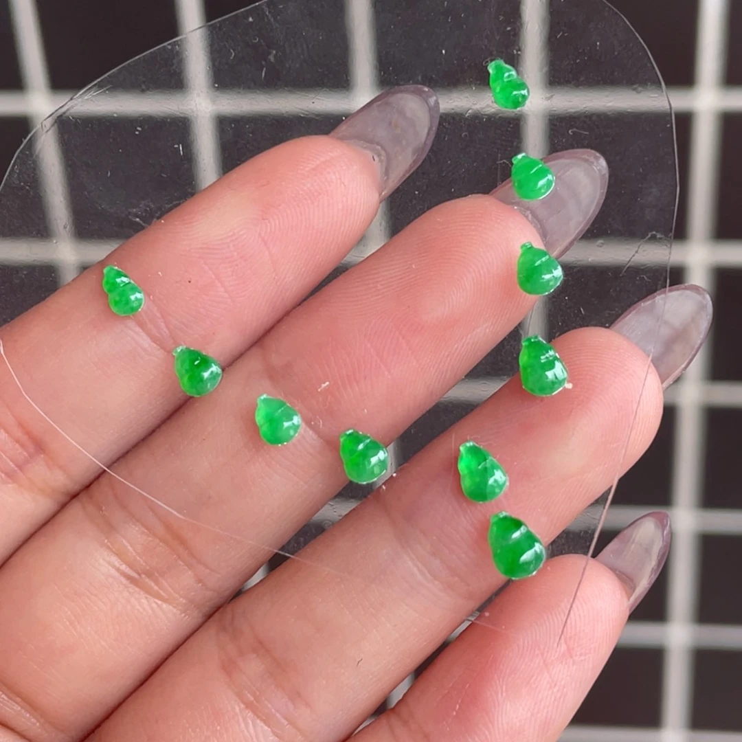 翡翠未镶嵌颈饰葫芦