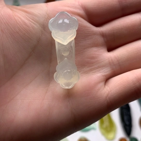 岫玉未镶嵌颈饰如意