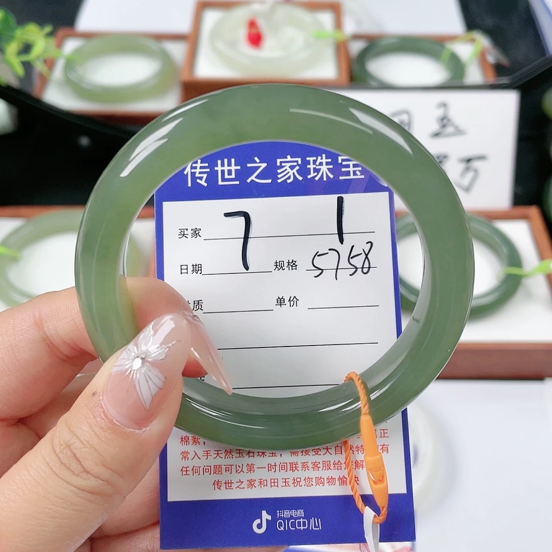 和田玉手镯未镶嵌