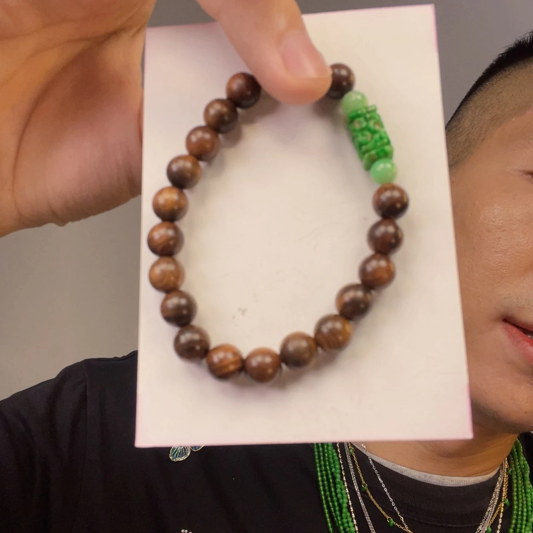 翡翠未镶嵌颈饰一件