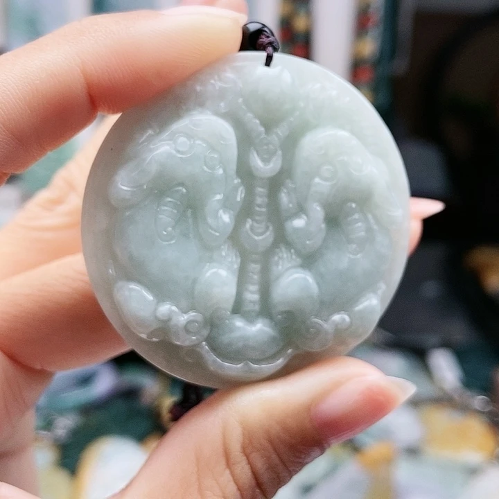 颈饰足铂镶嵌翡翠翡翠