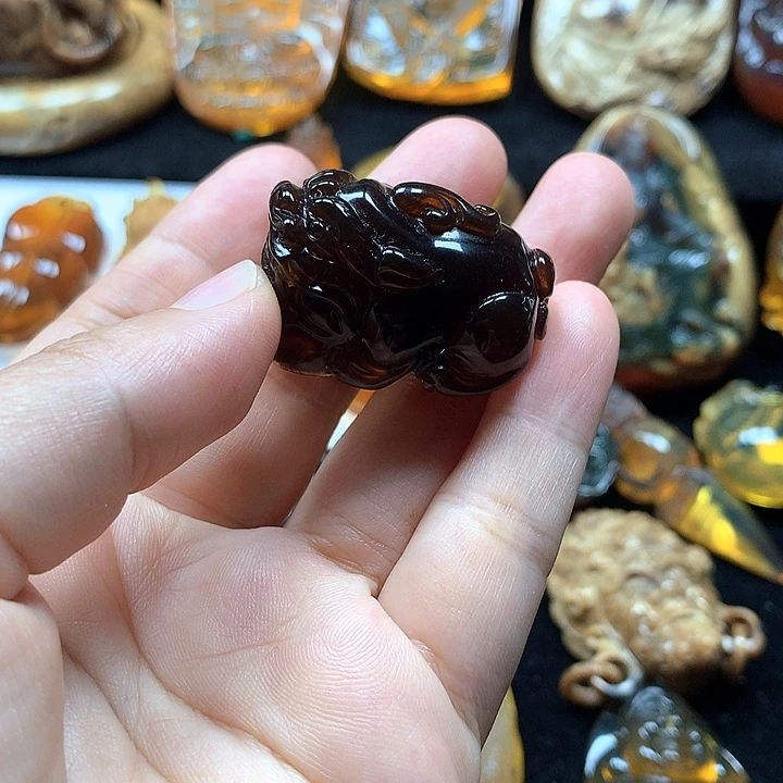 琥珀未镶嵌裸石棕红紫罗兰貔貅吊坠