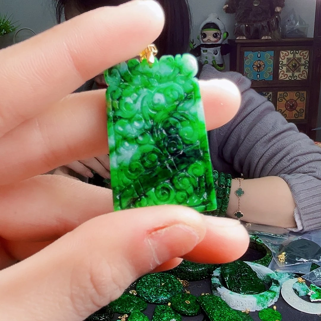 颈饰18K金镶嵌翡翠多样性