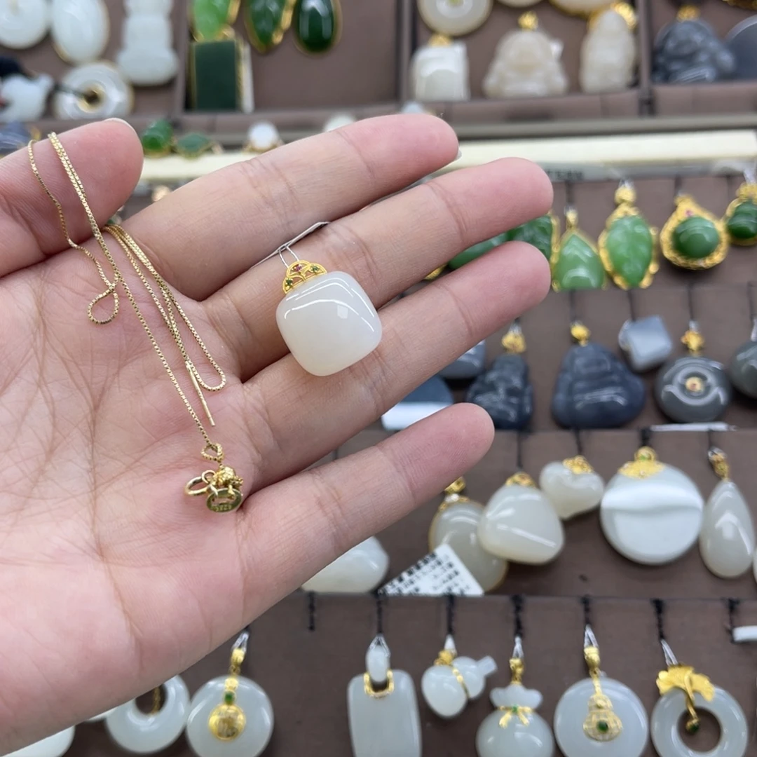 和田玉18K金镶嵌吊坠(赠链)