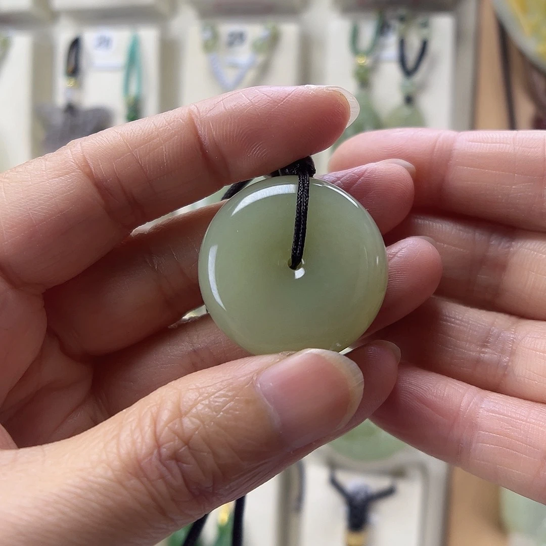 草***仙和田玉未镶嵌颈饰