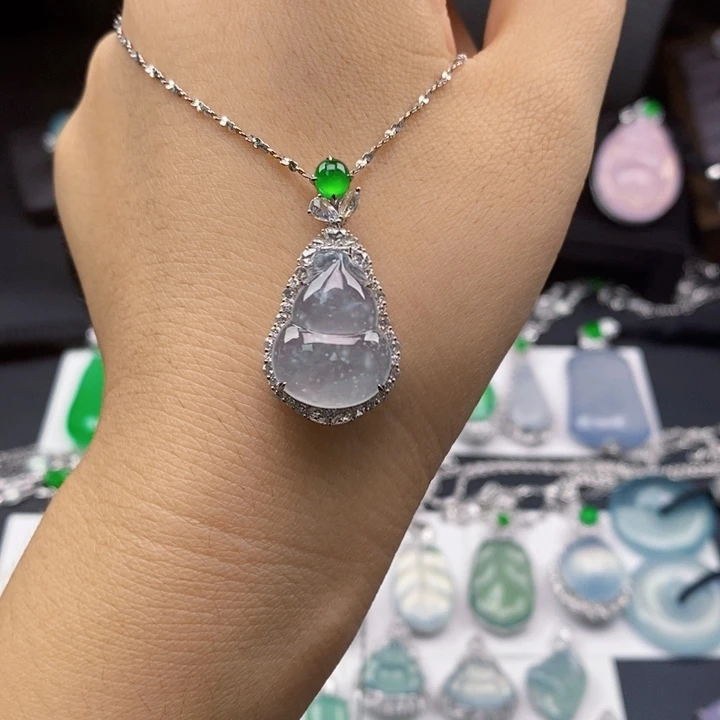 翡翠18K金镶嵌颈饰葫芦