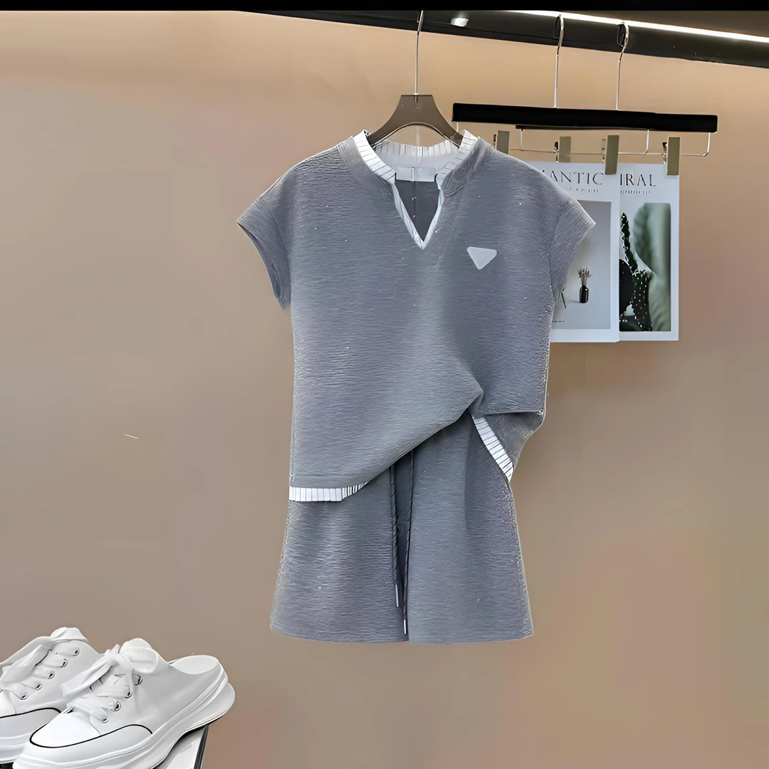 【三角标】条纹拼色时尚运动套装女夏季新款小V领短袖+短裤两件套