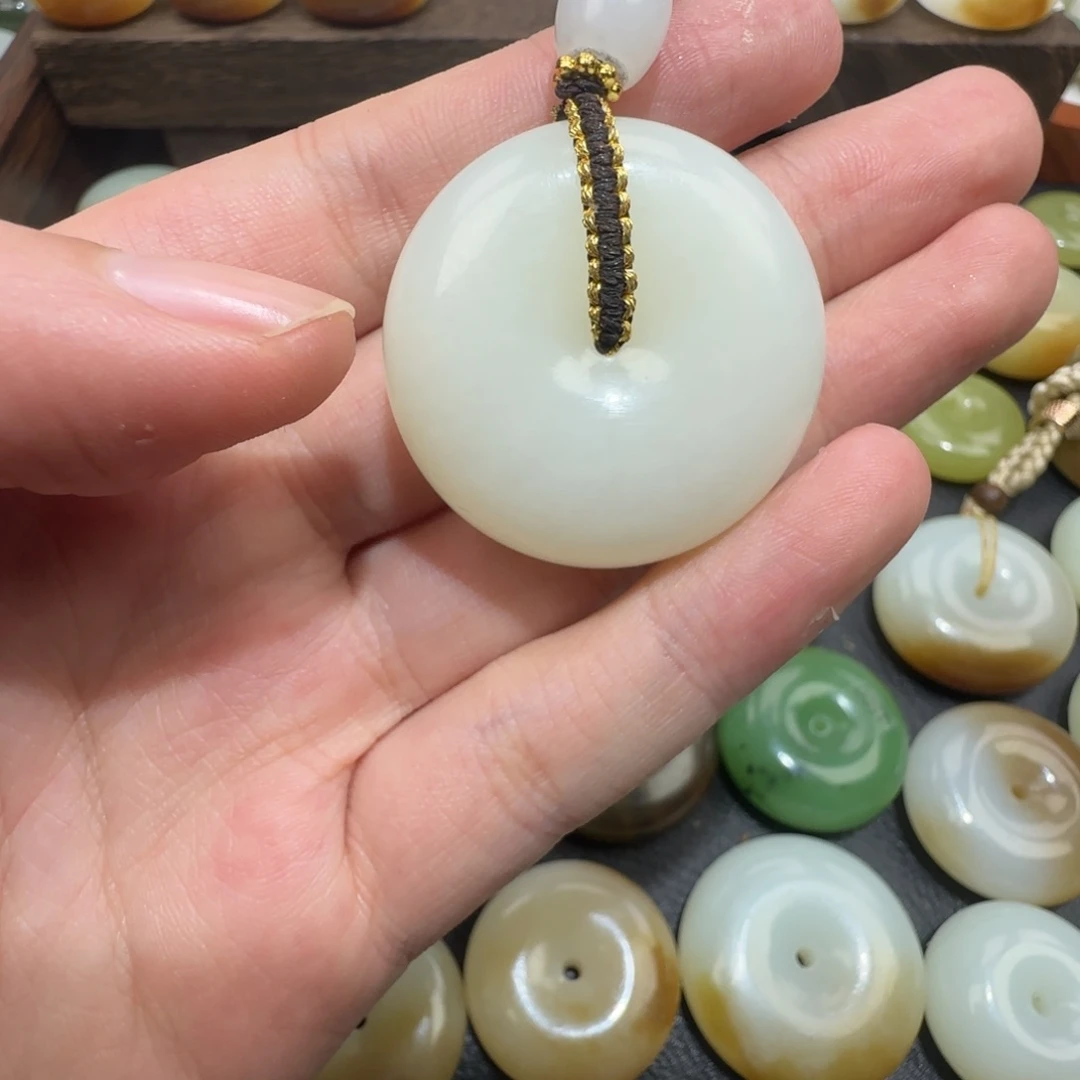 红***日和田玉（糖玉）未镶嵌颈饰