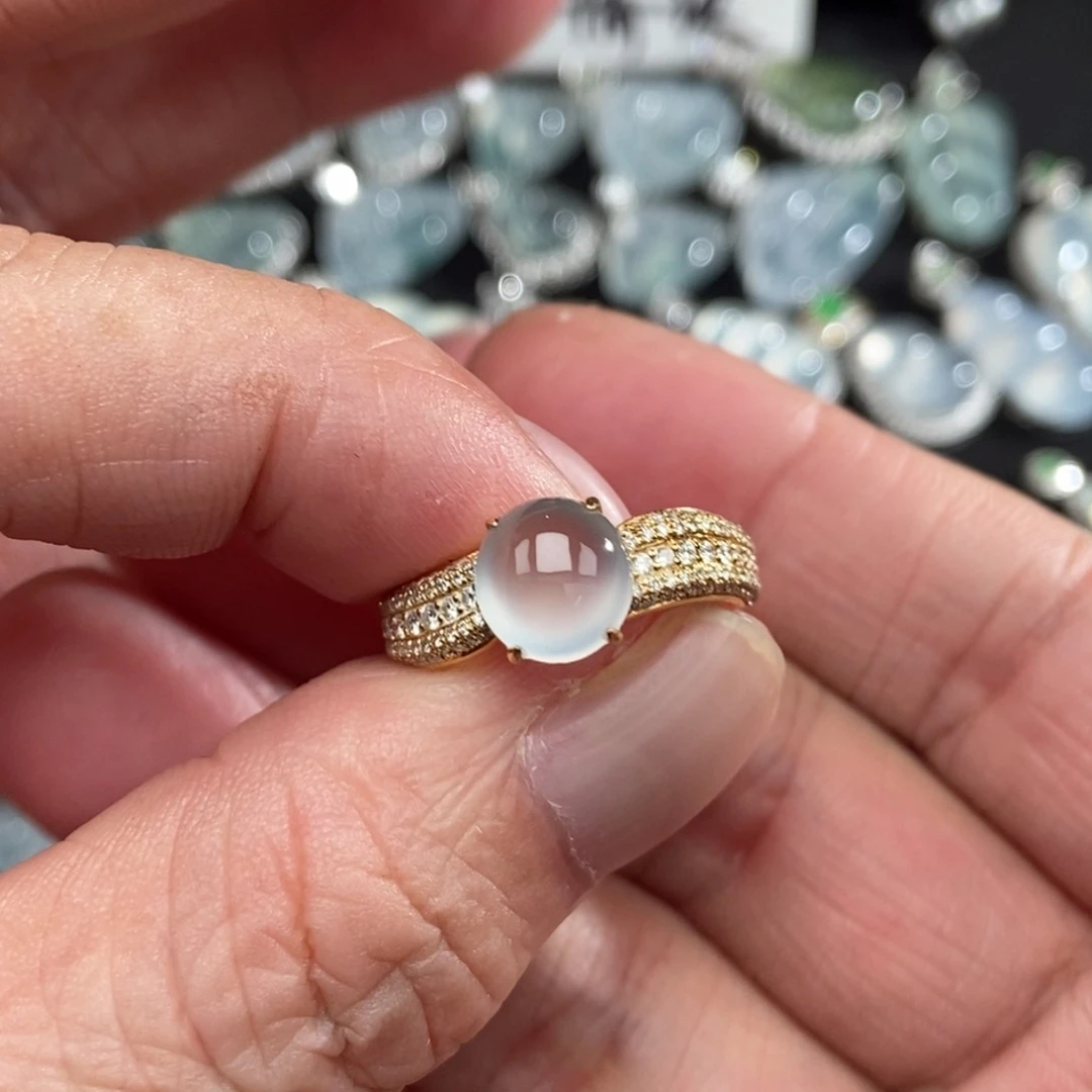 颈饰18K金镶嵌翡翠戒指