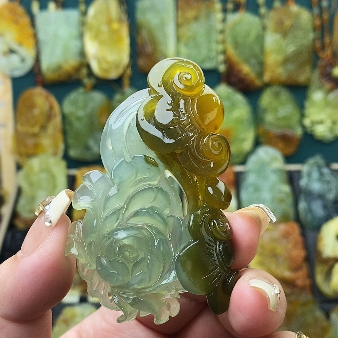 蛇纹石玉未镶嵌颈饰如意牡丹