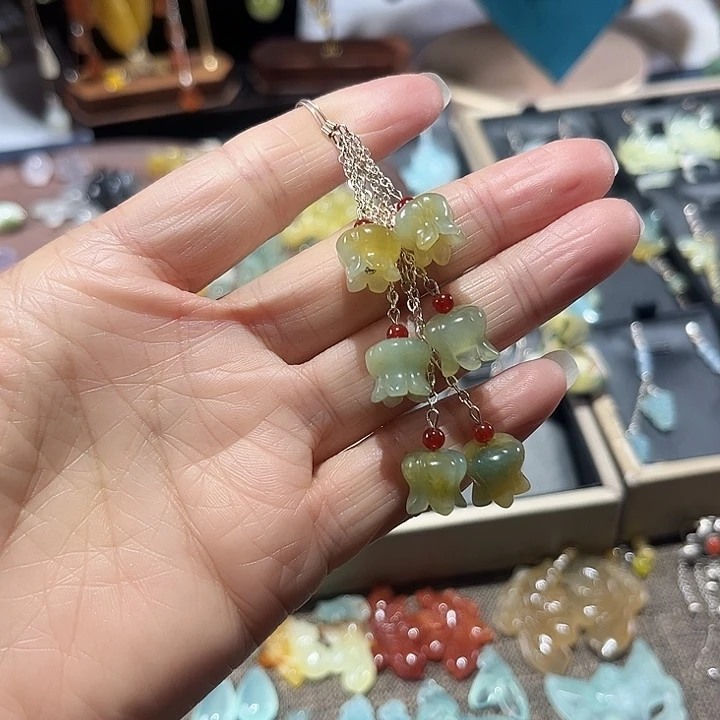 蛇纹石玉未镶嵌耳饰