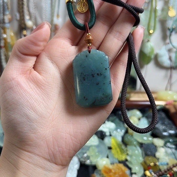 陈****蛇纹石玉合金颈饰