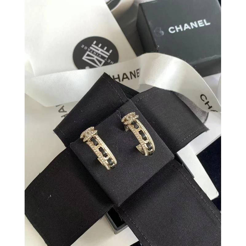 95新 Chanel/香奈儿  黑金皮穿链水钻双C圆环耳钉 17654011