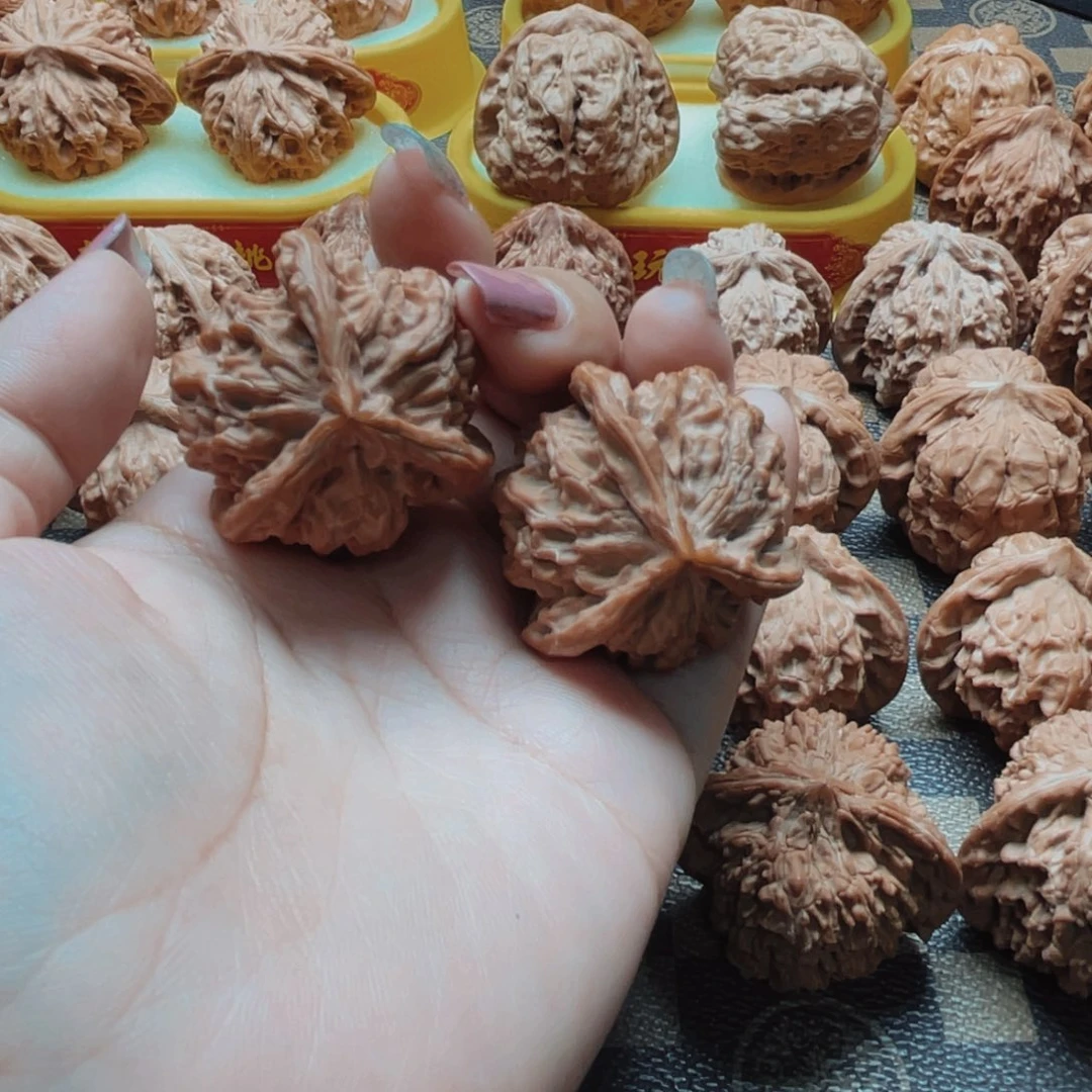 自***渡桃核把件盘山三棱