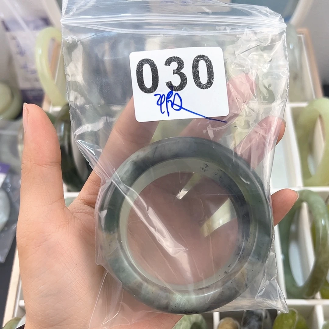 尾***尾蛇纹石玉未镶嵌手镯