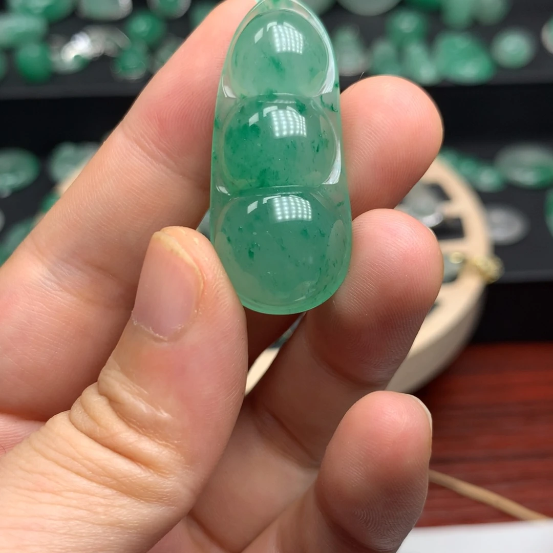夭***灵石英质玉（非洲翠）未镶嵌颈饰