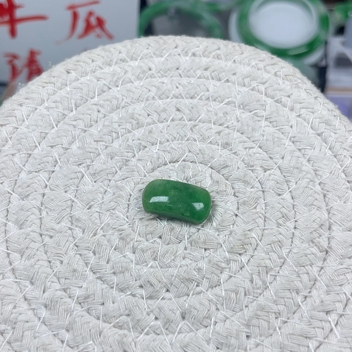 翡翠未镶嵌颈饰17、满绿马鞍戒面