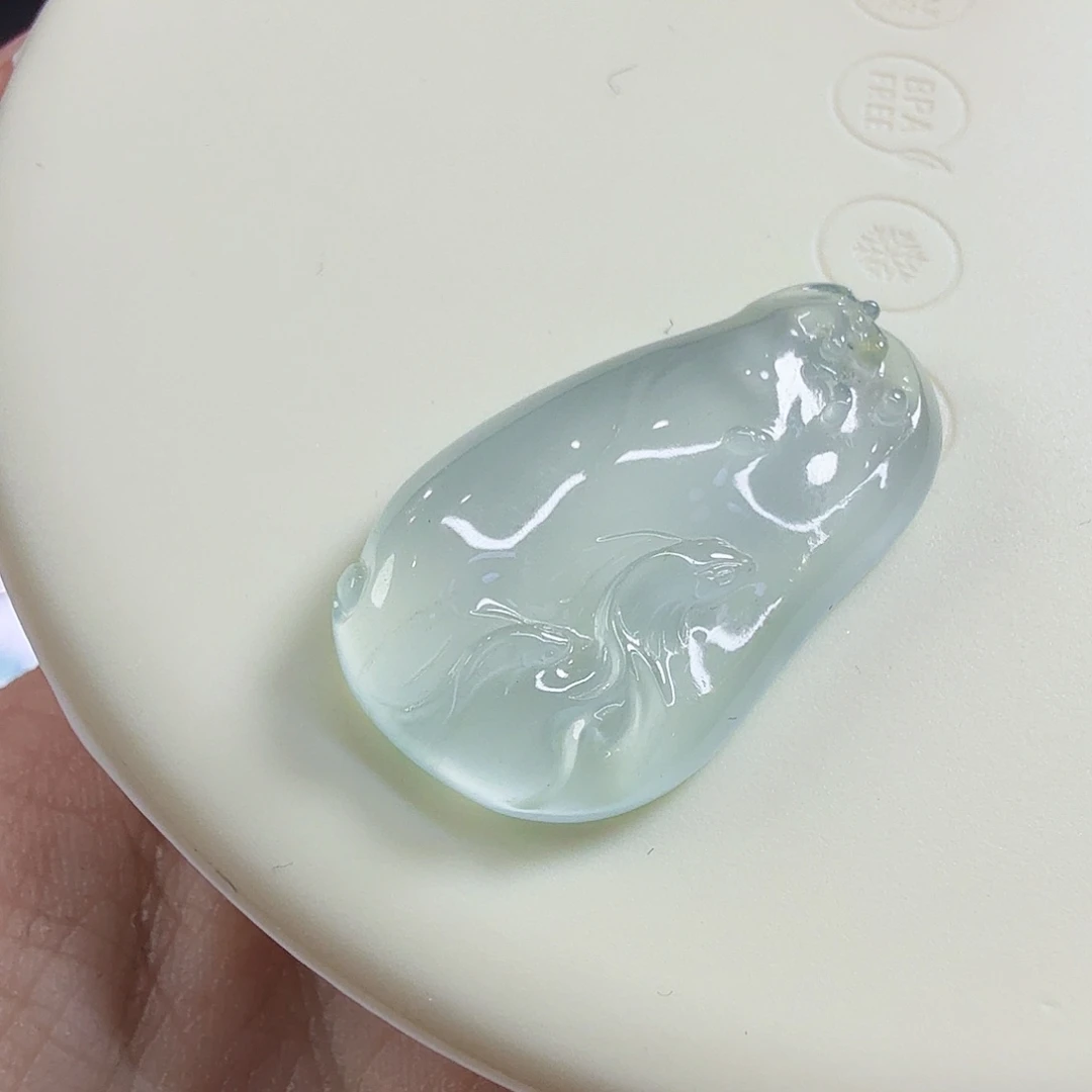 翡翠未镶嵌颈饰如鱼得水