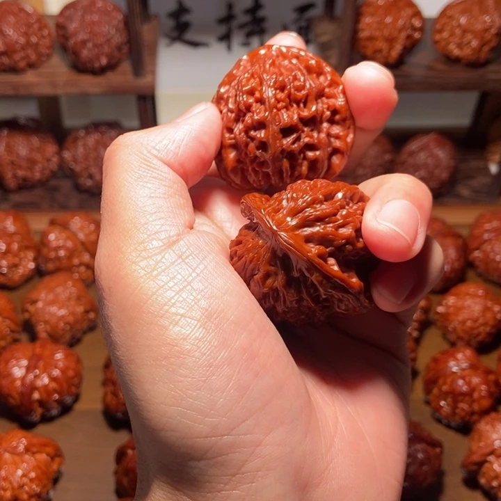 曹***说文玩核桃吊坠南疆三角精品