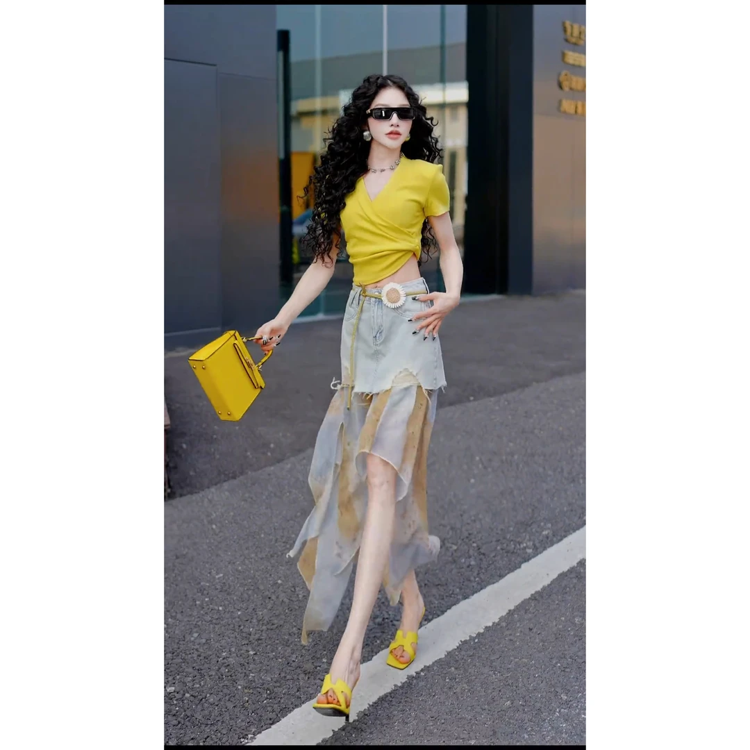 多巴胺穿搭美式纯欲黄色显瘦上衣女夏季新款假两件牛仔短裙两件套