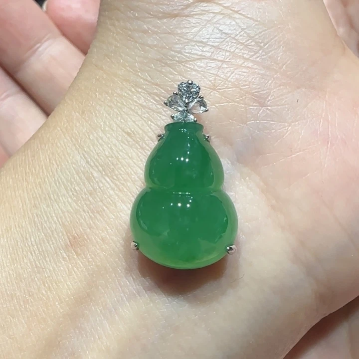 翡翠18K金镶嵌颈饰葫芦