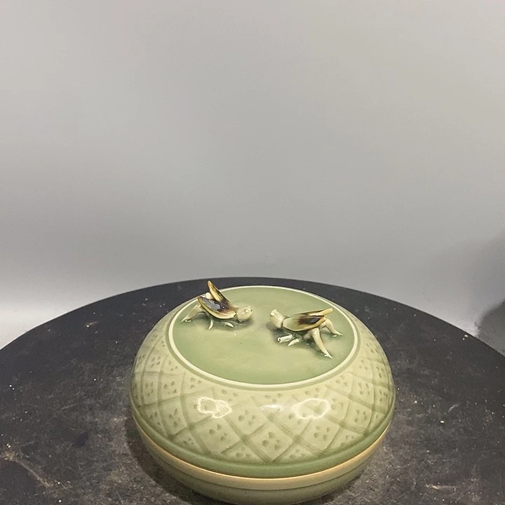 龙泉窑粉盒造型美观