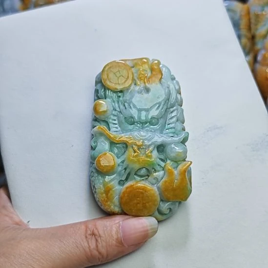 翡翠未镶嵌颈饰龙